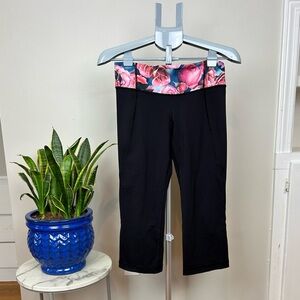 LULULEMON Black Floral Gather and Crow Cropped Leggings Yoga Workout Capri